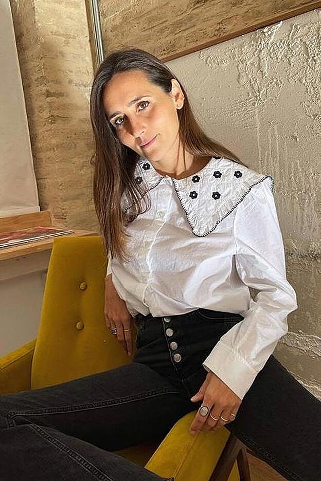 Camisa blanca de popelín con bordados en relieve en forma de flor de la nueva colección de Zara (39,99 euros)