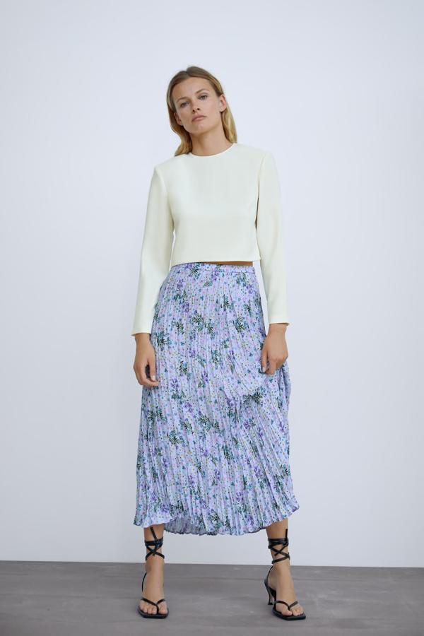 Falda midi plisada de tejido efecto sedoso, de Zara (5,99 €).