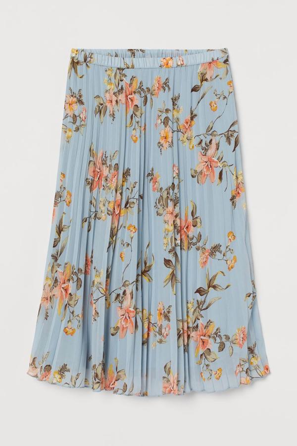 Falda midi plisada de tejido vaporoso con cinturilla elástica, de H&M (19,99 €).