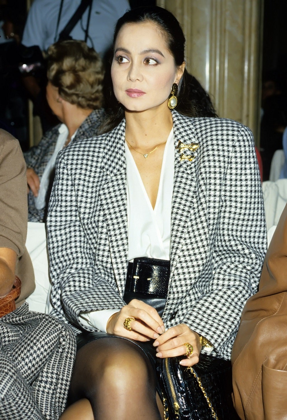 Las nuevas colecciones vienen cargadas de blazers de cuadros para recibir la primavera y definir las tendencias de la temporada. Isabel Preysler ya llevó esta de cuadros vichy en los 80 (eso sí, con hombreras XXL) junto a una blusa blanca cruzada y una falda mini efecto piel. Un look rejuvenecedor que todas nos pondríamos con prendas actualizadas hoy mismo.