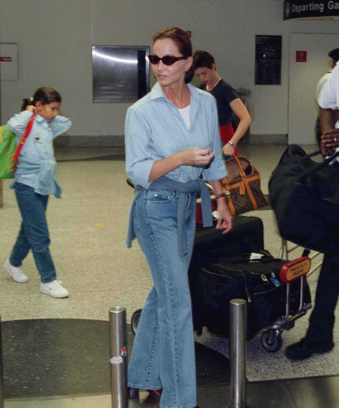 Aumentamos la fiebre por los looks de Isabel Preysler con los vaqueros tendencia de la primavera. Ajustados en la cintura y de pernera ancha. Si no tienes unos jeans flare en tu armario, es el momento de hacerte con ellos. Han invadido el low cost y por supuesto, sientan de maravilla. En la foto, Isabel los lleva con una camisa azul y unos botines burdeos, una combinación básica que nos ha enamorado.