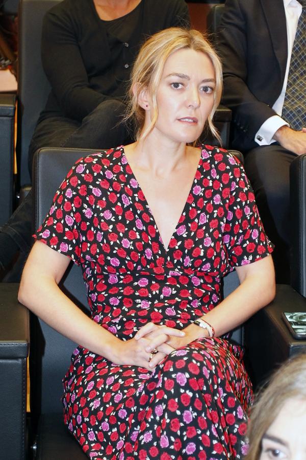 Por Marta Ortega ahora hasta seguimos las juntas de accionistas de Inditex. Y es que hace dos años, descubrimos allí  este favorecedor vestido de flores  que días más tarde se convirtió en uno de los más deseados de Zara ese verano.