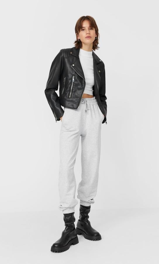 Cazadora corta con cuello con solapas y botones metálicos y detalle acolchado en los hombros. Su precio es de 29,99 euros.