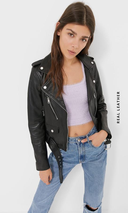 Parecidísima a su predecesora en todo, tanto el cuello, como los detalles y el tejido, esta también es de piel auténtica. La única diferencia es que cuenta con cinturón con hebilla. ¿Y su precio? Igual a la anterior: 89,99 euros.