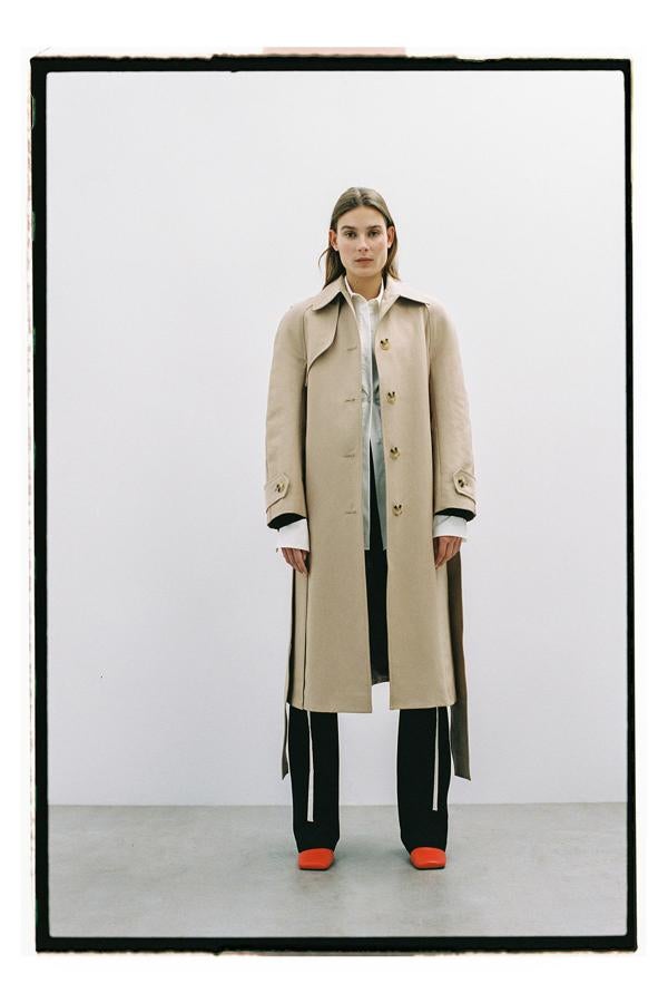 Si hay una prenda de entretiempo que no puede faltar en el fondo de armario es el trench. Este de la nueva colección de Sfera cuesta 79.99 euros.