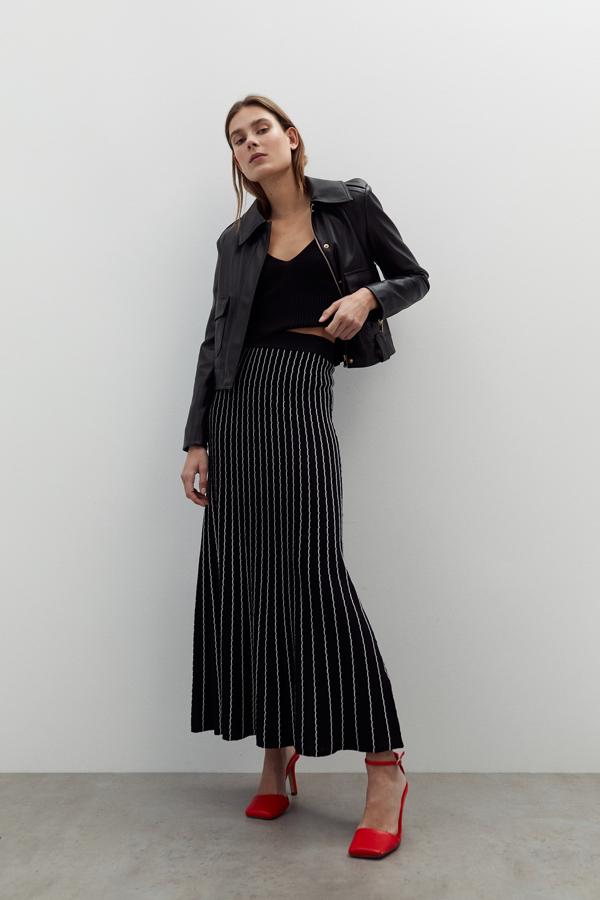 Esta falda midi plisada de Sfera es una de las más favorecedoras que hemos visto, porque estiliza, hace más alta y más delgada. Y cuesta 29.99 euros.