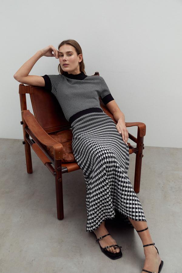 Esta falda midi de punto y estampado geométrico en banco y negro cuesta 29.99 euros en Sfera.