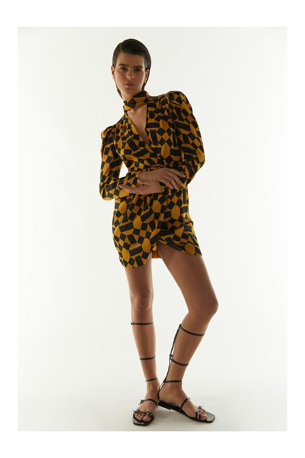 Si quieres presumir de piernas esta primavera, hemos encontrado el vestido perfecto en Sfera: este de mini falda wrap y estampado geométrico de inspiración setentera (29.99 euros).