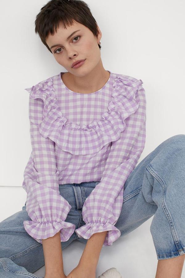Blusa con volantes y estampada con cuadros vichy en color lila de la nueva colección de H&M (14,99 euros)