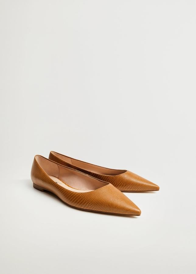 Zapatos planos de punta en color camel de la nueva colección de primavera de Mango (19,99 euros)