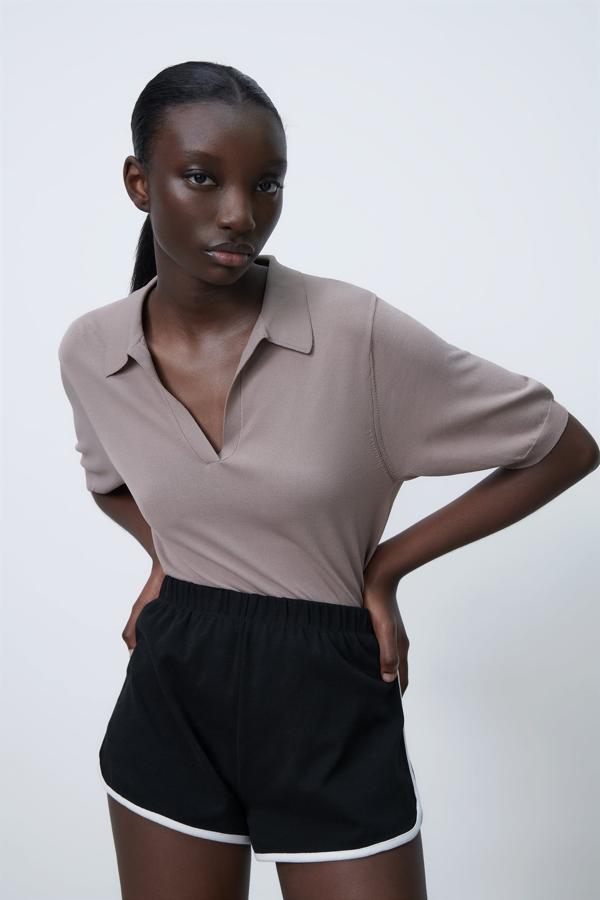 Polo de punto en color visón de la nueva colección de primavera de Zara (22,99 euros)