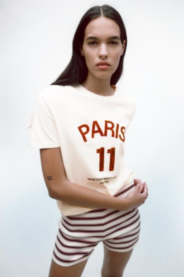 Camiseta en color beige con mensaje en burdeos de la nueva colección de primavera de Zara (12,99 euros)