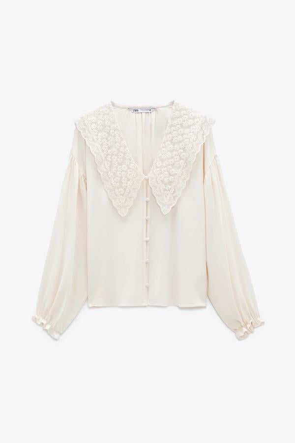 Blusa blanca con bordados románticos de la nueva colección de primavera de Zara (25,99 euros)