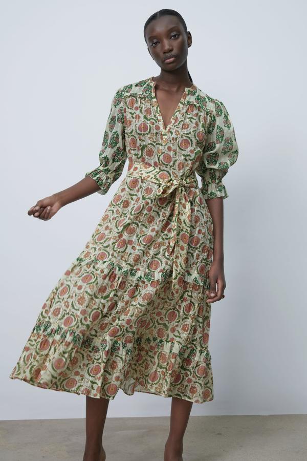 Vestido con estampado de flores de la nueva colección de primavera de Zara (39,99 euros)