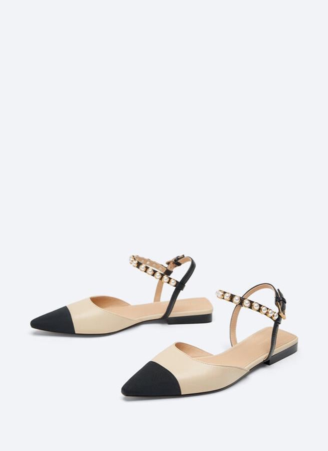 Zapatos destalonados bicolor con pulsera de perlas de Uterqüe (119 euros)