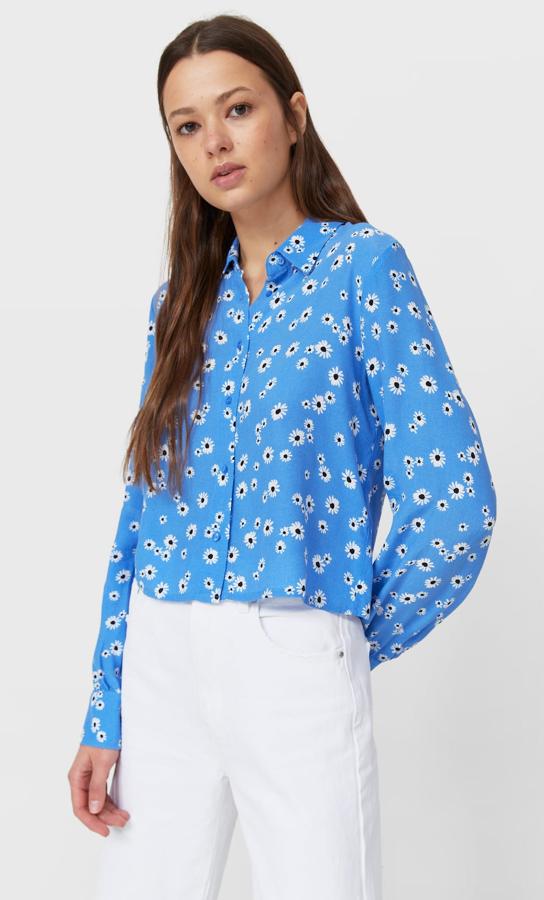 En un llamativo color azul con estampado floral, esta camisa corta de cuello solapa tiene un precio de 17,99 euros.