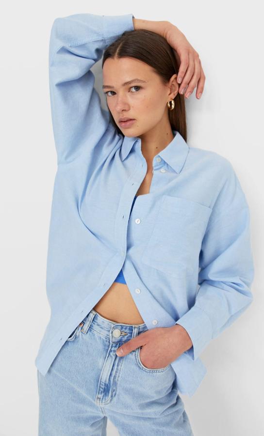 En color azul celeste, esta camisa de corte holgado y cuello solapa tiene un precio de 17,99 euros.