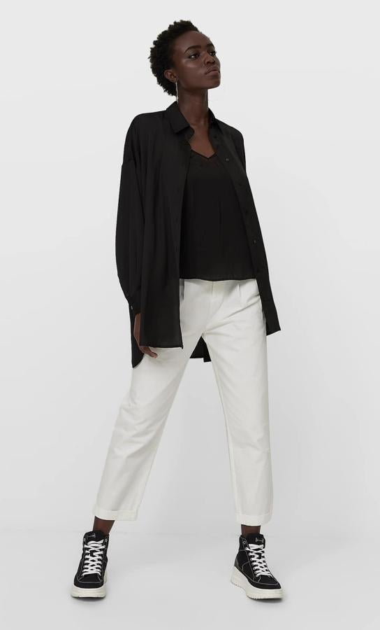 Disponible en negro, blanco o rosa, esta camisa amplia de satén cuenta con cierre frontal de botones y tiene un precio de 19,99 euros.