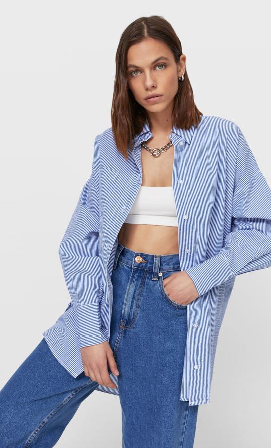 En azul marino con estampado de rayas, esta camisa oversize con cuello solapa y cierre frontal con botones tiene un precio de 19,99 euros.