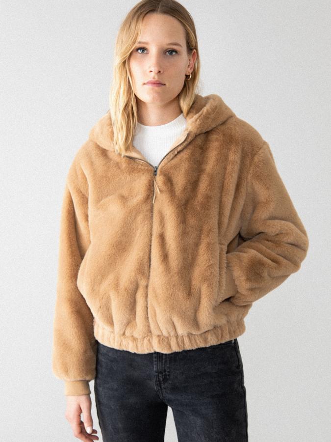 De efecto pelo en color marrón claro, esta cazadora con capucha y mangas acabadas en elástico tiene un precio de 12,99 euros (antes 25,99 euros).