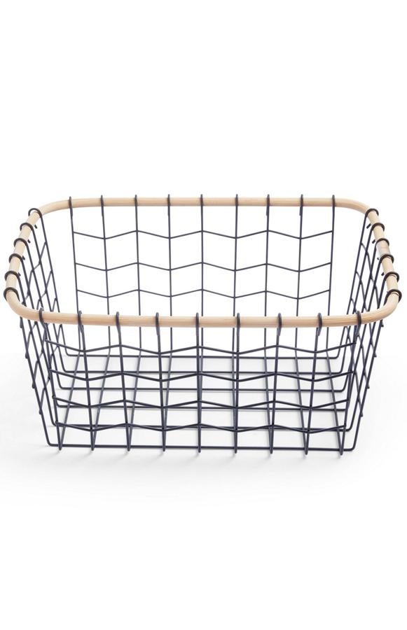 Fabricado en metal de color negro y madera, esta cesta mediana tiene un precio de 5,50 euros y te será de gran utilizada para tener todo organizado.