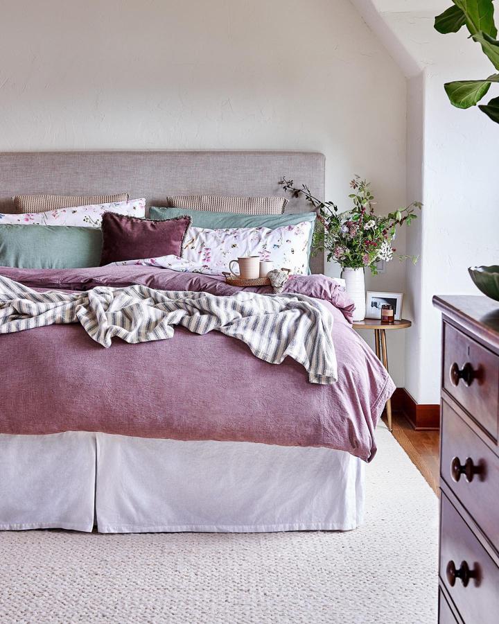 Los textiles jugarán un papel fundamental en la decoración de primavera de tu hogar. Juega con los cojines, cortinas o juegos de cama, como este que puedes encontrar, con el edredón incluido, desde 68 euros en Amazon Home.