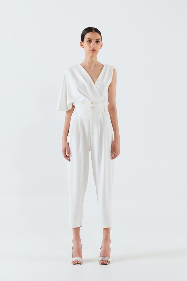 Pantalón de tejido fluido y cintura alta, de Sfera (25,99 €).