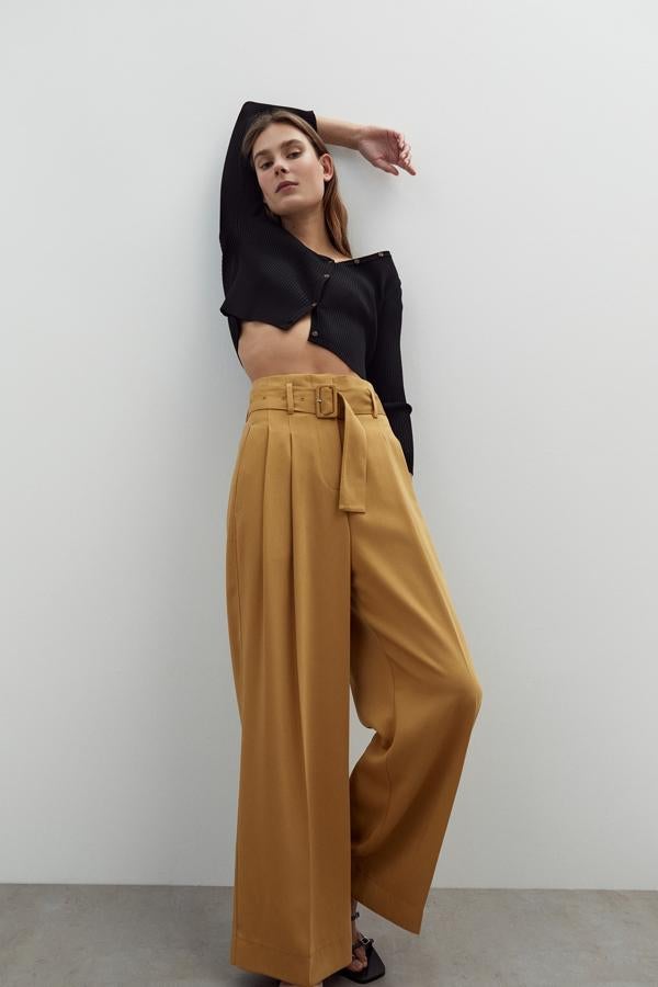 Pantalón palazzo con pinzas y cintura muy alta con cinturón a juego, de Sfera (35,99 €).