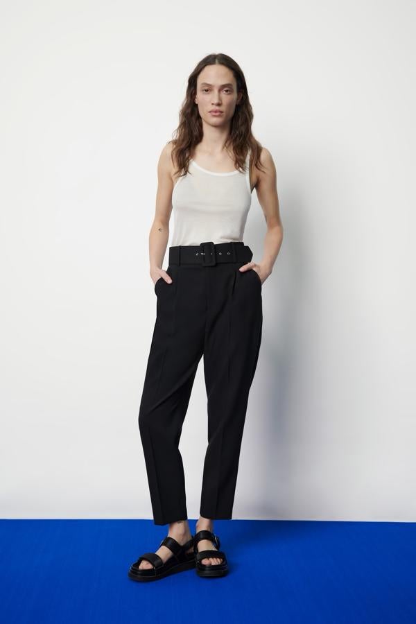Pantalón de crepe con pinzas y cinturón a juego, de Zara (29,95 €).