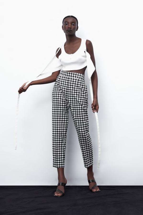 Pantalón estampado recto con corte capri, de Zara (25,95 €)