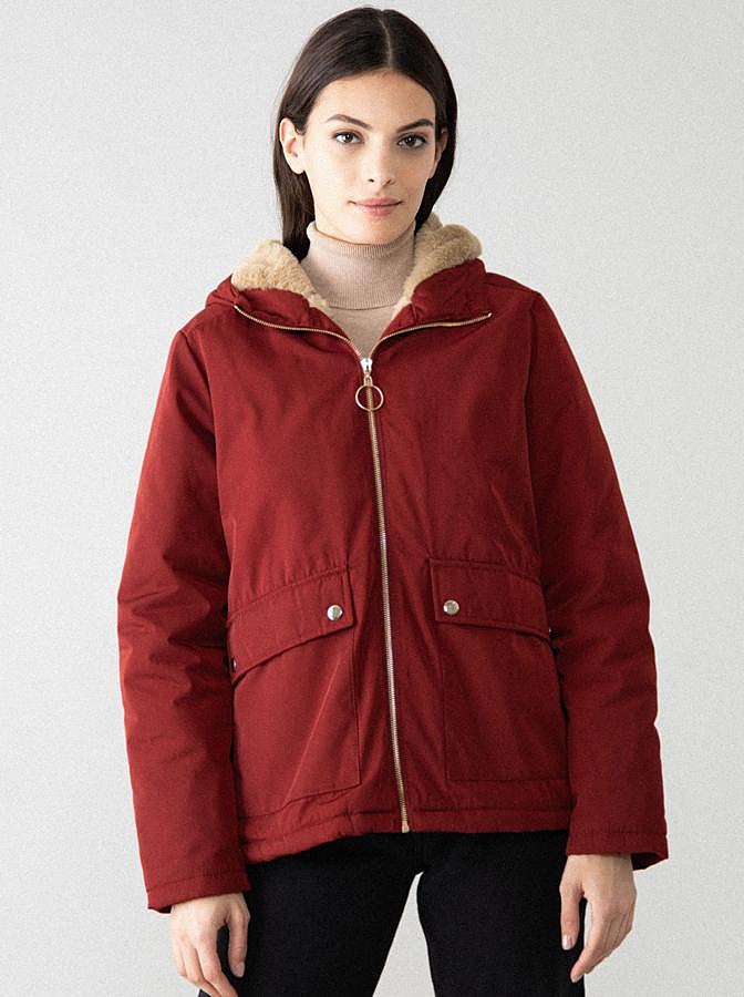 Disponible en granate o azul marino, esta parka básica con interior de pelo suave y cuello subido cuenta con bolsillos delanteros y tiene un precio de 12,99 euros (antes 25,99 euros).