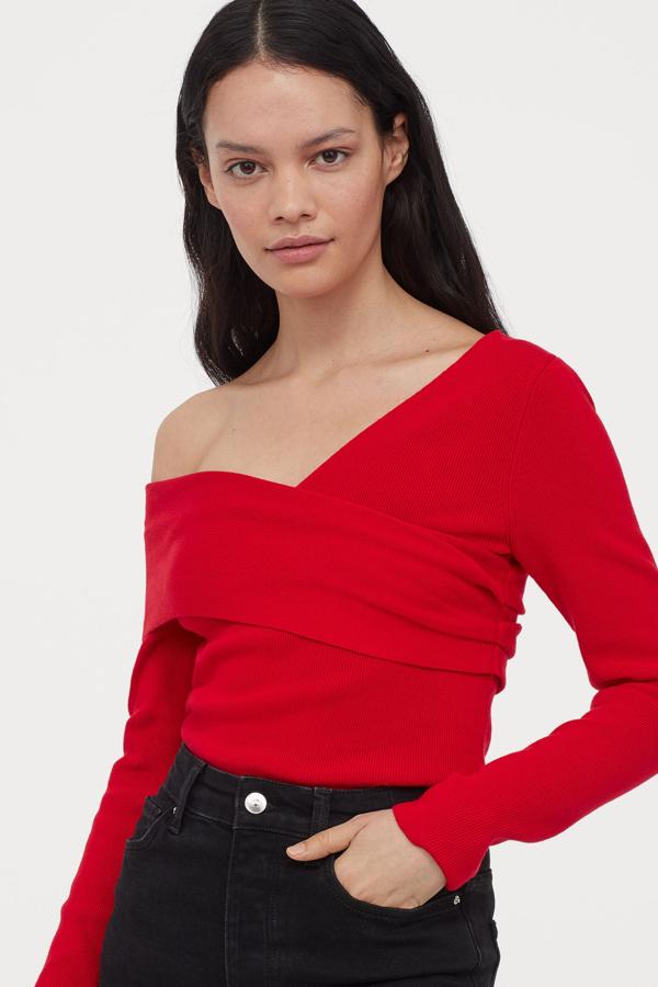 Top asimétrico de manga larga, de H&M (39,99 €).