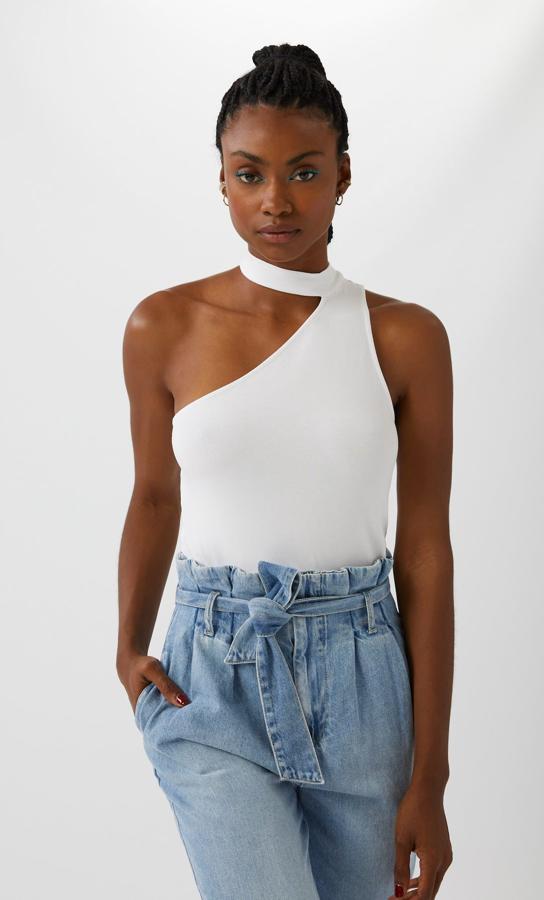 Top asimétrico elástico con cuello, de Stradivarius (3,99 €).