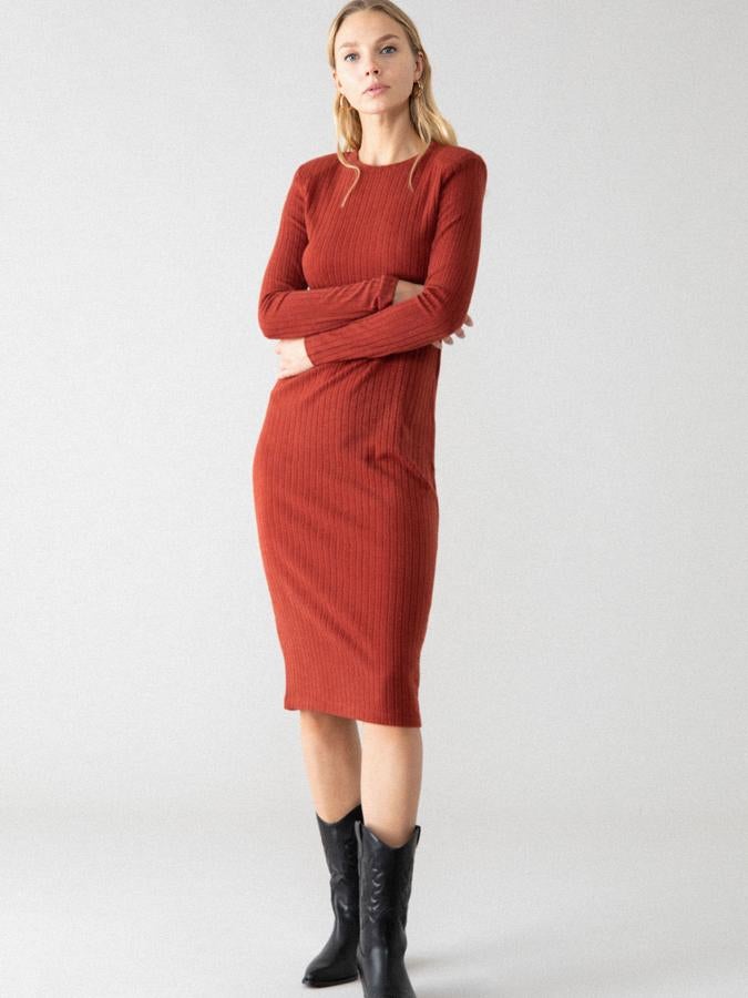 Disponible en color teja o en negro, este vestido mide con cuello redondo y hombreras está confeccionado en tejido de punto de canalé y tiene un precio de 7,49 euros (antes 14,99 euros).