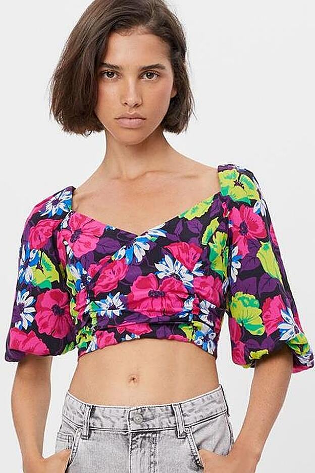 on diseño corto y escote de pico, esta favorecedora blusa te dará mucho juego y podrás combinarla con todo