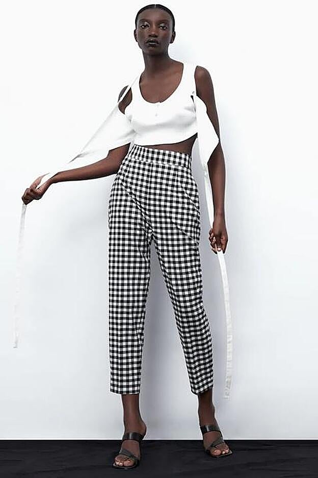 Este pantalón de tiro alto con estampado de cuadros vichy en blanco y negro sienta de maravilla y podrás combinarlo con todo.