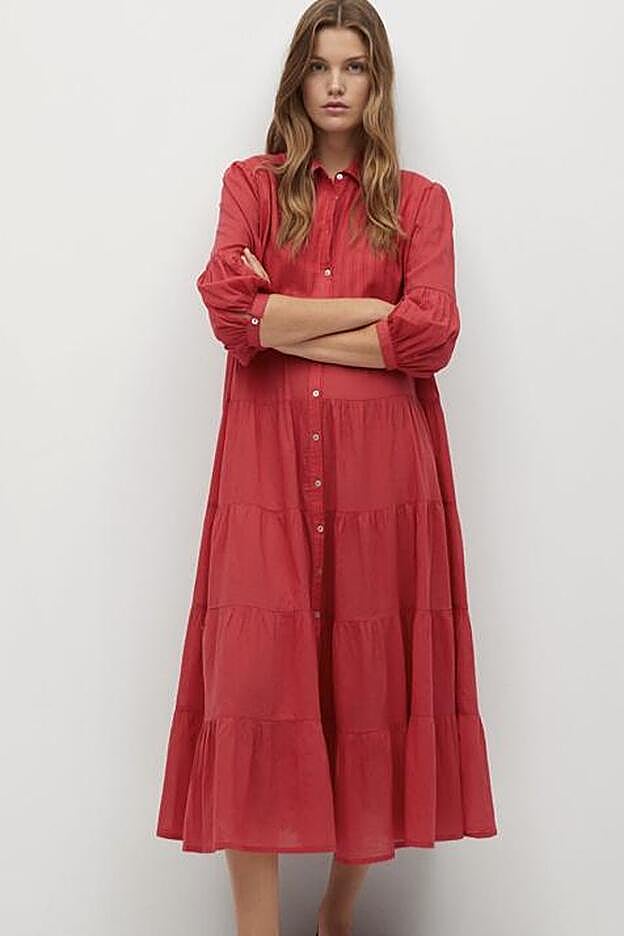 De corte midi y con mucho volumen, este cómodo vestido se convertirá en tu mejor aliado.