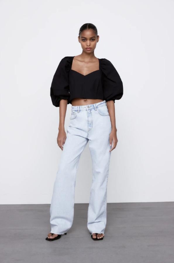 Top corto con escote corazón y mangas abullonadas por debajo del codo. Detalle de elásticos en la espalda tipo nido de abeja y escote posterior. Precio actual: 25,95 euros.