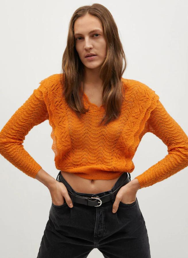 Jersey calado de diseño crop de manga larga, cuello de pico y detalle de volantes en la delantera. Disponible en dos colores: naranja y negro. Rebajado de 25,99 euros a 19,99 euros.