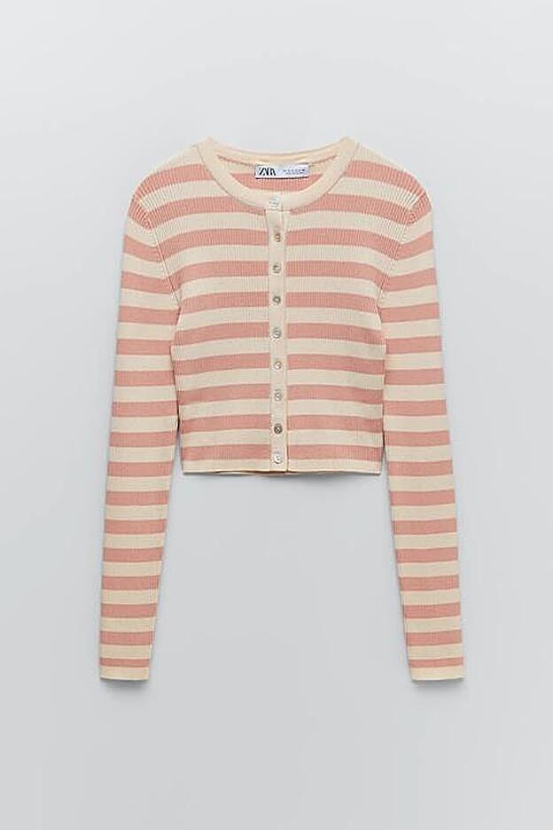 Con cierre mediante botones, esta chaqueta corta será tu mejor compañero de la primavera y podrá ser tu prenda comodín para los días más frescos.