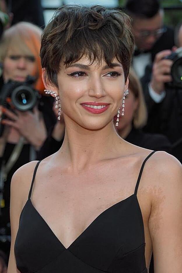 Úrsula Corberó con un corte garçon con volumen en la parte superior.