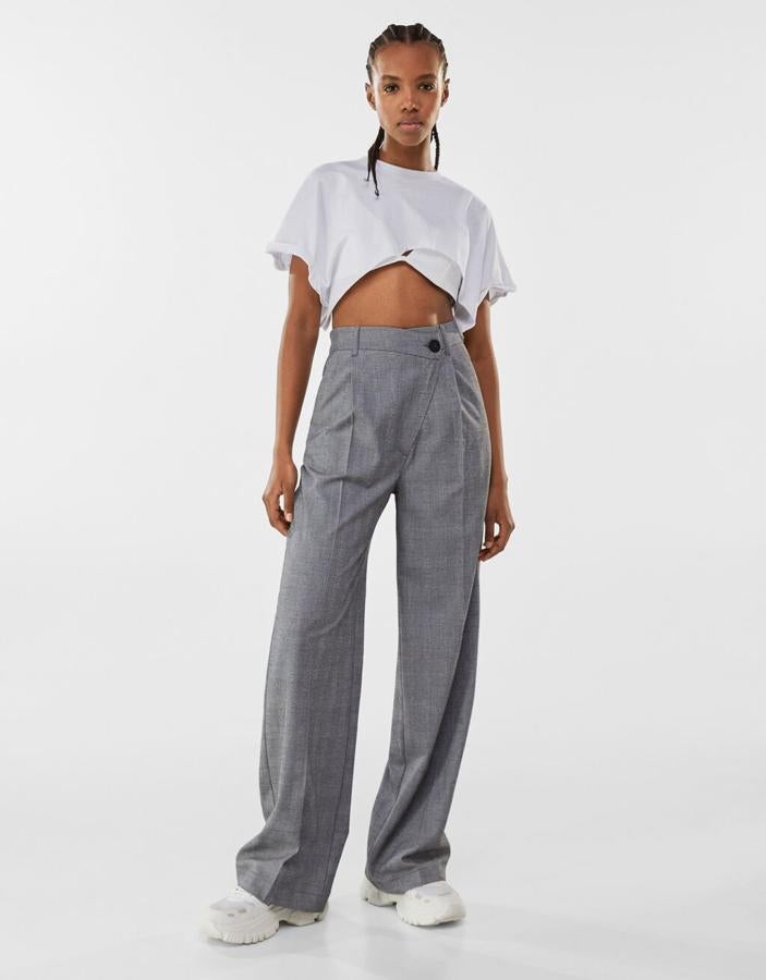 Gris y de estampado de cuadros, de Bershka (22,99 euros).