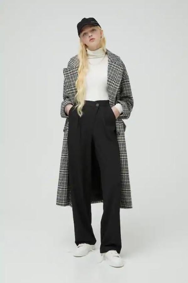 En color negro, de Pull&Bear (25,99 euros).