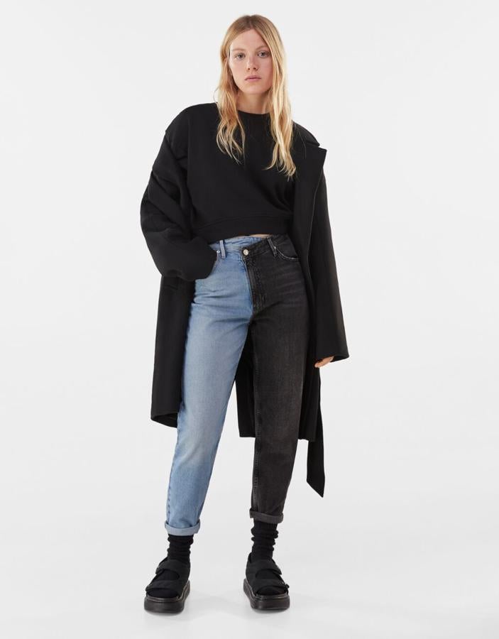 Con dos tonos de vaquero, de Bershka (35,99 euros).