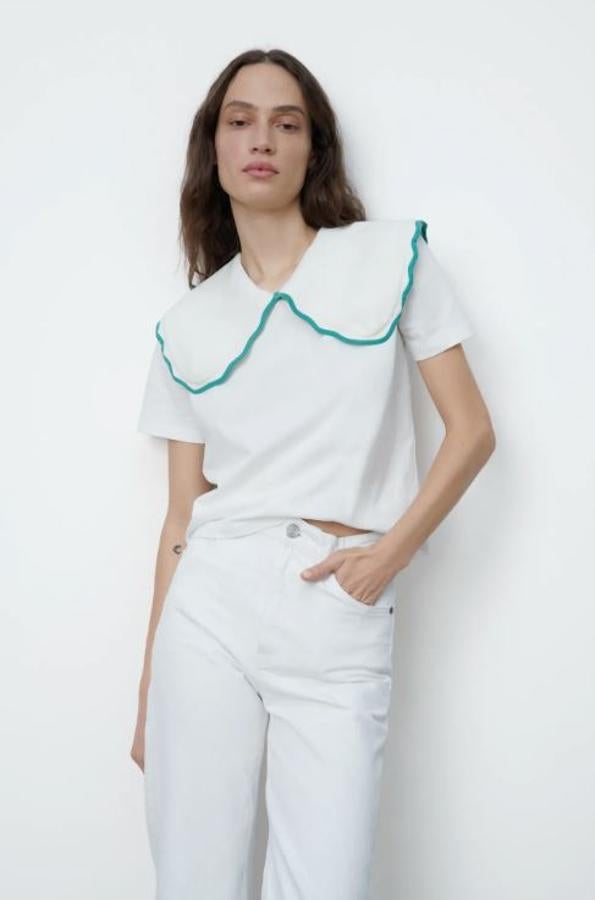 Este top de algodón blanco con cuello bebé ribeteado en verde cuesta 15.95 euros en Zara.
