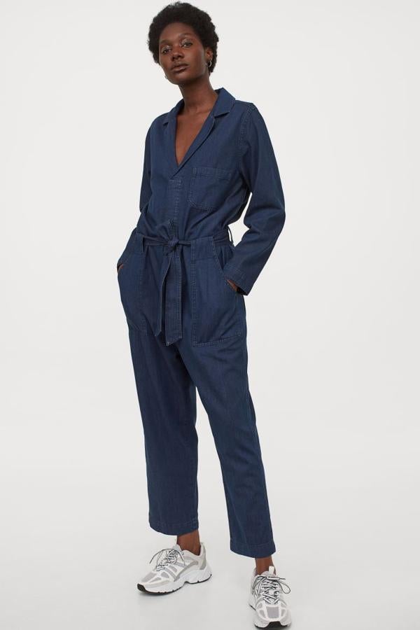 Disponible en azul denim oscuro y en azul claro, este mono boiler de manga larga en denim lavado suave de algodón reciclado es de H&M y viene con solapas de muesca, escote de pico y cierre oculto de botones, bolsillo de plastrón en la pechera y pernera rectas. Con cinturón de anudar extraíble a tono, cuesta 29,99 euros y en oscuro solo queda en la talla M y en claro entre la XXS y la M.