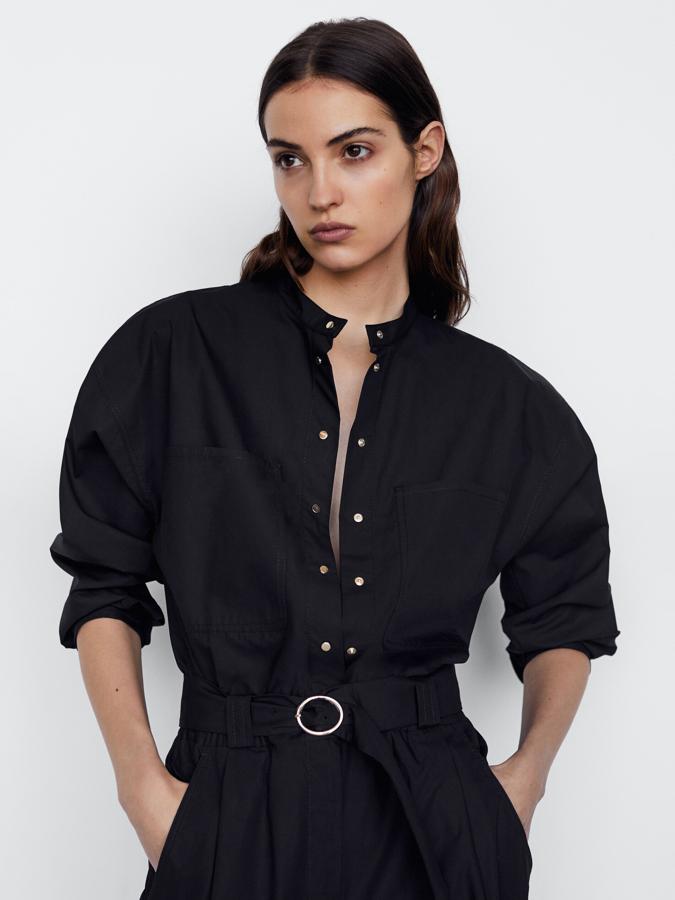 En Massimo Dutti han lanzado este mono negro largo confeccionado en tejido de popelín 100% algodón con cierre mediante botonadura frontal, dos bolsillos de parche a la altura del pecho, puños abotonados y detalle de cinturón a tono con hebilla metalizada. Tiene un precio de 89,95 euros y está disponible entre las tallas XS y L.