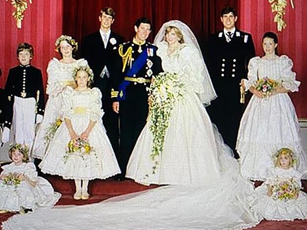 Fue una de las damas de honor en la boda del príncipe Carlos (su padrino) y Diana de Gales.