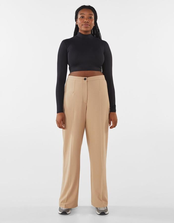 Pantalones camel rectos de cintura alta, de Bershka (22,99 €).