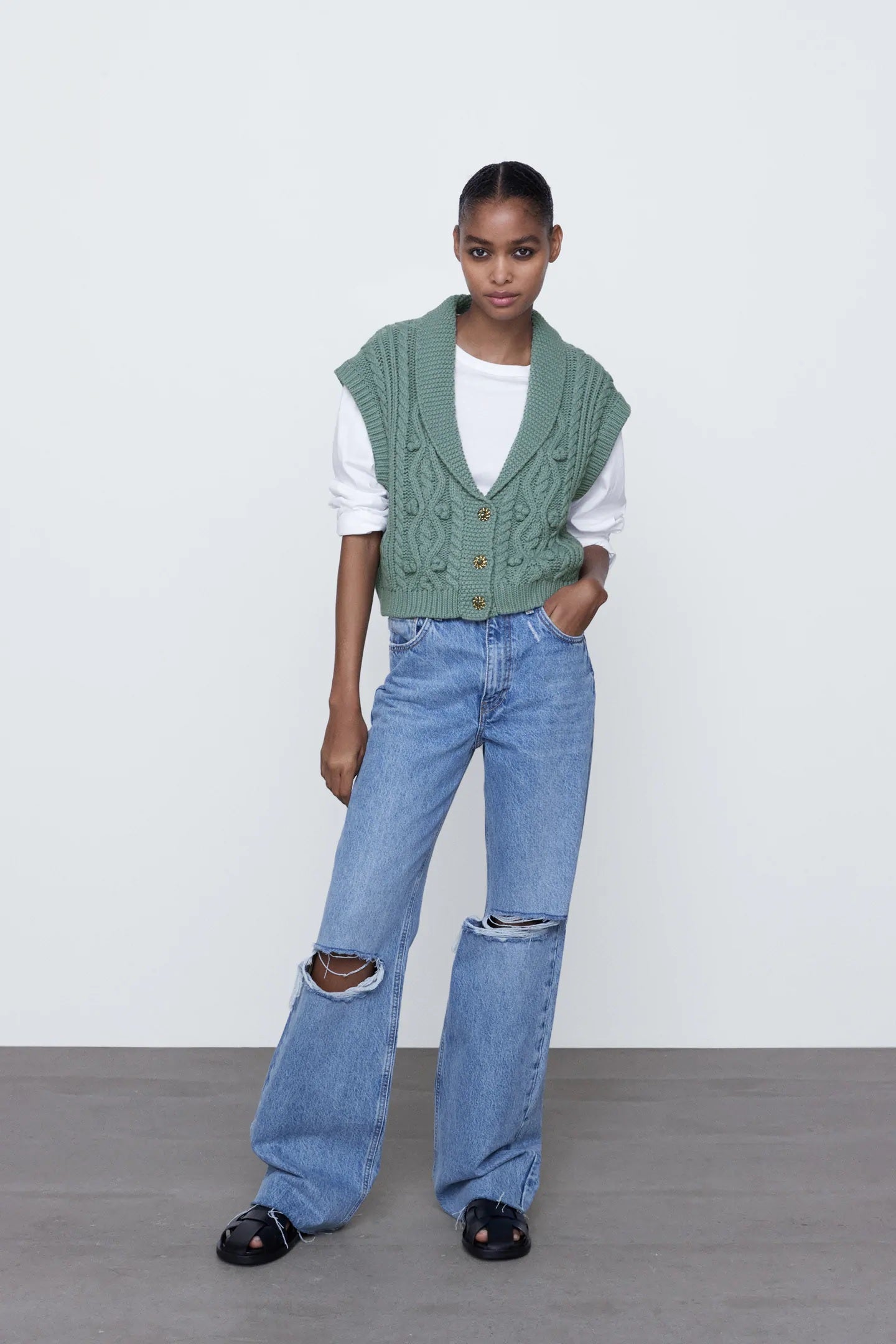 Ríndete de una vez por todas a los chalecos de punto con este diseño verde agua de las rebajas de Zara. Ahora cuesta 12,99 euros y está disponible en todas las tallas de la XS a la L. Sus botones joya son una preciosidad.